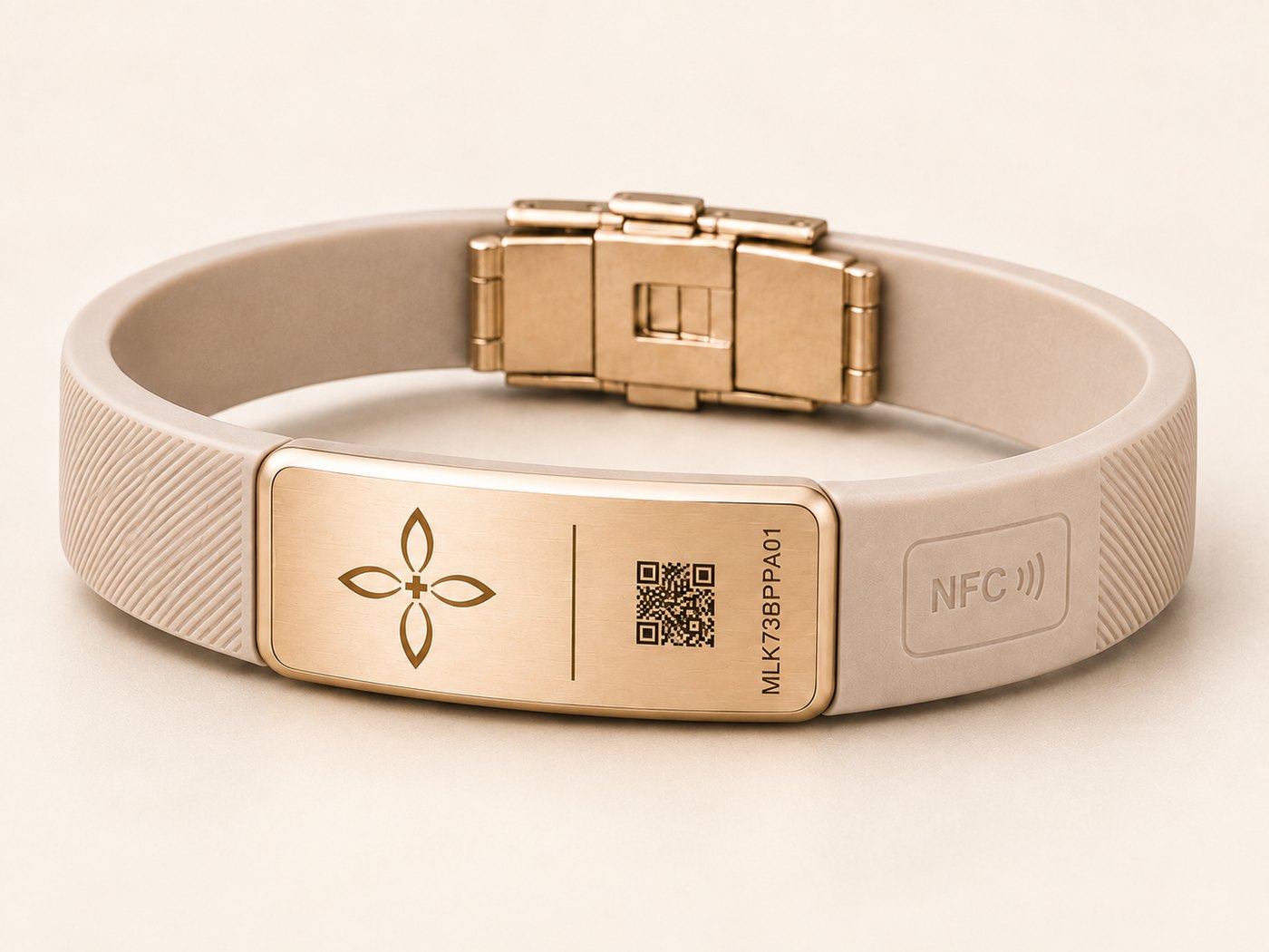 Bracelet Lenalynk en silicone beige avec plaque en acier doré champagne gravée d'un QR code et de la fleur Lenalynk